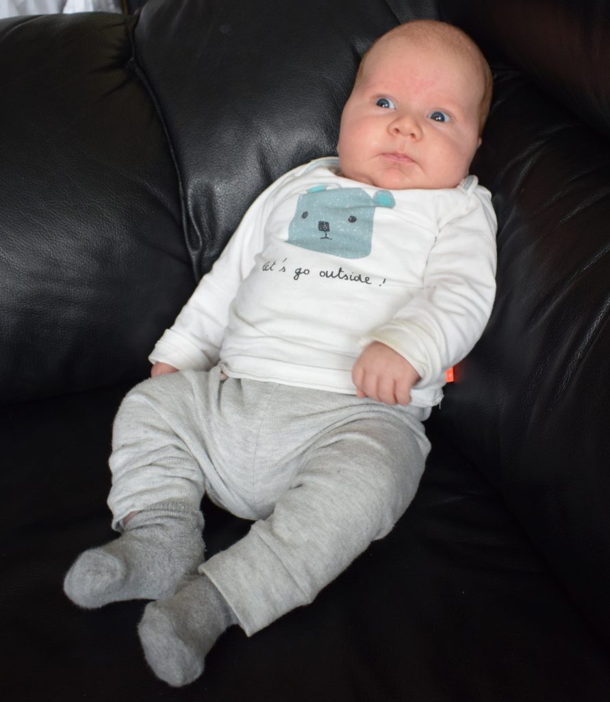 Een baby van 6 weken van kraamvrouw af tot buikspieren