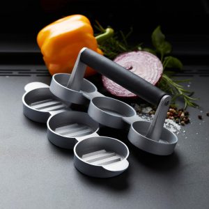 bbq met kinderen hamburgers maken