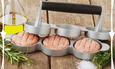 bbq met kinderen hamburgers maken