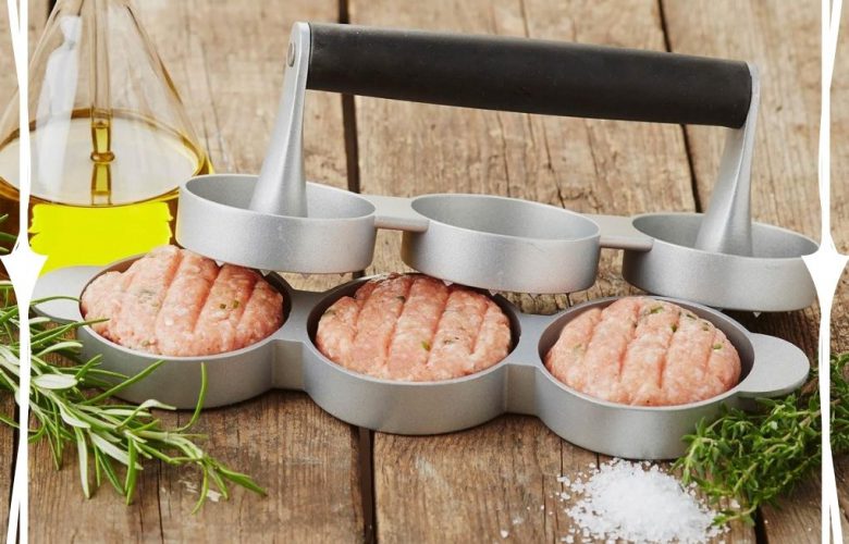 bbq met kinderen hamburgers maken